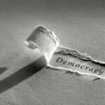 Die Demokratie hat Risse. | GettyImages/TheaDesign